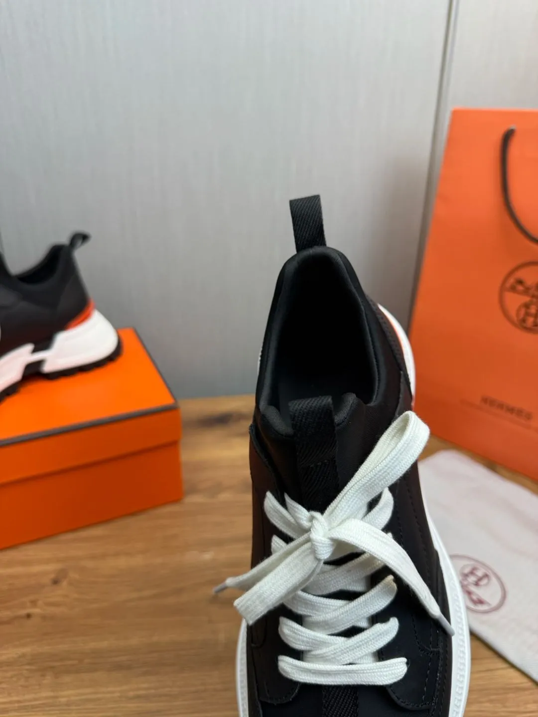 Men's men's shoes 💰780💰 HERMES/Hermès ** men's sports shoes The uppers are made of printed high-tech jersey fabric and calfskin sports shoes. The oversized sole features a geometric pattern and signature "H" detailing for an outdoor style. Black rubber sole, white rubber midsole, black and orange rubber inserts, tundra green lambskin insole, black high-tech canvas lining! Size: 39-40-41-42-43-44 (customized in 38.45)